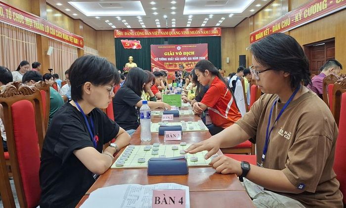 Trận đấu ở Bảng truyền thống xuất sắc, cá nhân nữ giữa kỳ thủ Nguyễn Thanh Thảo (đoàn Bắc Ninh, bên phải) và Nguyễn Thị Thùy Lâm (đoàn Đồng Nai). 