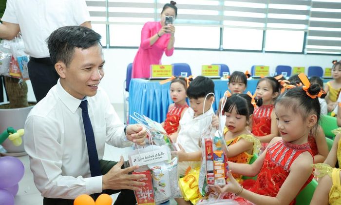 Đồng chí Bùi Duy Hưng tặng quà cho các cháu Trường Mầm non Gia Bình.