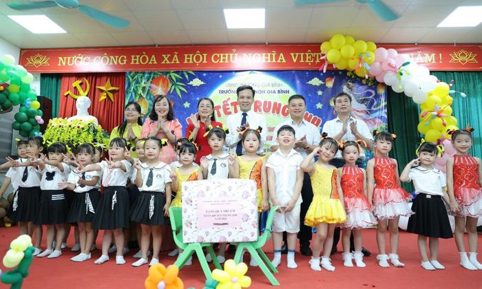Các đại biểu tặng quà thiếu nhi Trường Mầm non Gia Bình.