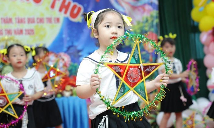 Các cháu Trường Mầm non Gia Bình biểu diễn văn nghệ.