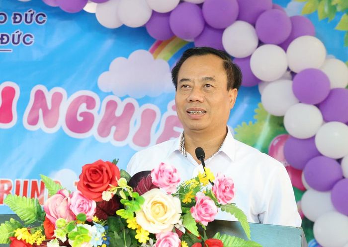  Đồng chí Đinh Đức Cảnh chúc mừng cô và trò Trường Mầm non Cao Đức nhân dịp Tết Trung thu. 