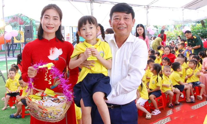  Đồng chí Ngô Tân Phượng tặng quà cho các em học sinh tại Trường Mầm non Cảnh Thụy. 