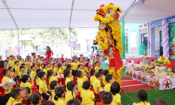  Chương trình văn nghệ mang đến không khí sôi động tại buổi trao quà. 
