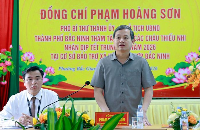  Chủ tịch UBND thành phố Phạm Hoàng Sơn phát biểu tại buổi thăm Cơ sở Bảo trợ xã hội tổng hợp thành phố. 