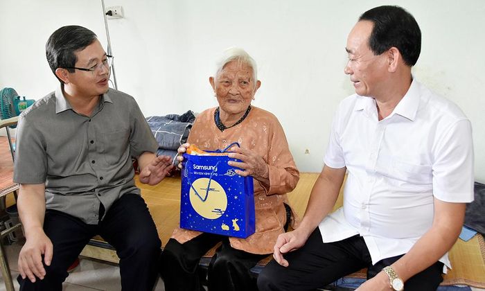  Đồng chí Phạm Hoàng Sơn hỏi thăm sức khỏe người cao tuổi được chăm sóc tại Cơ sở Bảo trợ xã hội tổng hợp thành phố. 