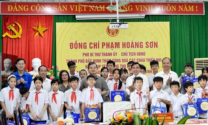  Chủ tịch UBND thành phố Phạm Hoàng Sơn tặng quà cho các cháu thiếu nhi tại Cơ sở Bảo trợ xã hội tổng hợp thành phố. 
