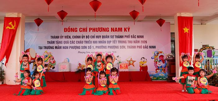  Các cháu Trường Mầm non Phượng Sơn số 1 biểu diễn văn nghệ vui Trung thu. 