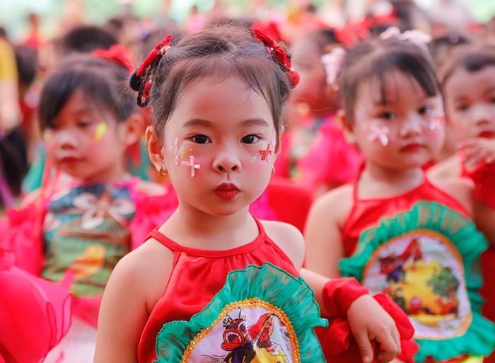  Các cháu Trường Mầm non Phượng Sơn số 1 vui đón Trung thu. 