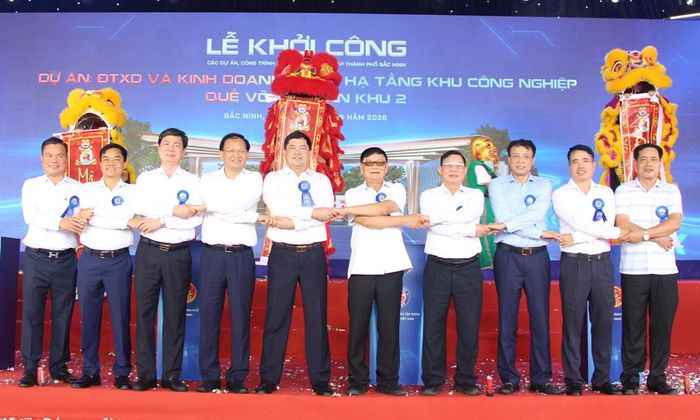  Các đại biểu dự lễ khởi công. 