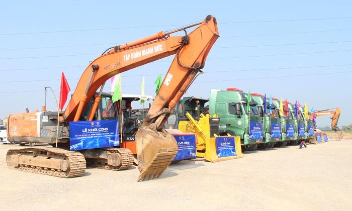  Đơn vị thi công tập trung phương tiện, máy sẵn sàng đáp ứng tiến độ thi công dự án. 