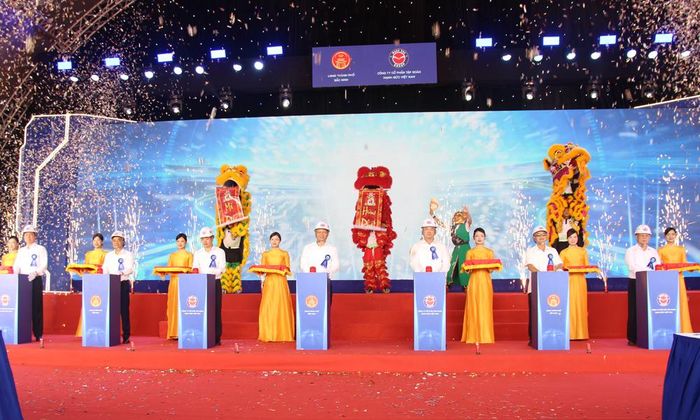  Bí thư Thành ủy Bắc Ninh và các đại biểu phát lệnh khởi công dự án. 