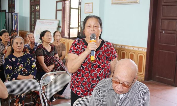  Người dân thôn Hoài Thượng nêu ý kiến, kiến nghị. 