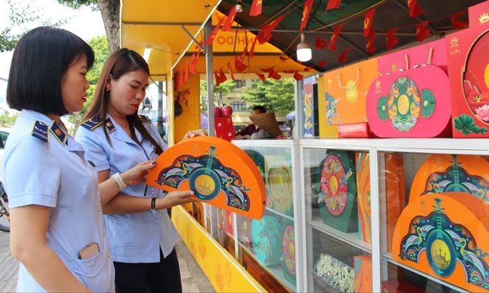Cán bộ Quản lý thị trường kiểm tra tem nhãn bánh Trung thu tại các điểm bán trên đường Nguyễn Văn Cừ, phường Bắc Giang.
