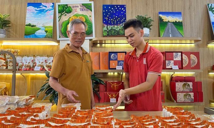 Khách mua bánh Trung thu tại cửa hàng Tiến Lợi, đường Thánh Thiên, phường Bắc Giang.