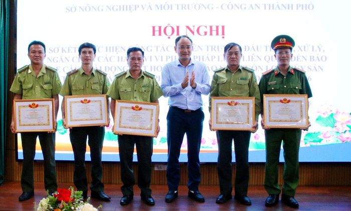 Đồng chí Phí Thanh Bình, Phó Giám đốc Sở Nông nghiệp và Môi trường thành phố trao Giấy khen cho các tập thể, cá nhân có thành tích xuất sắc.