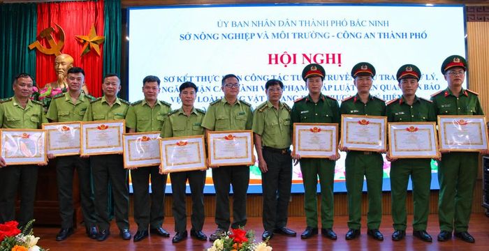 Lãnh đạo Chi cục Kiểm lâm khen thưởng các tập thể, cá nhân có thành tích xuất sắc.
