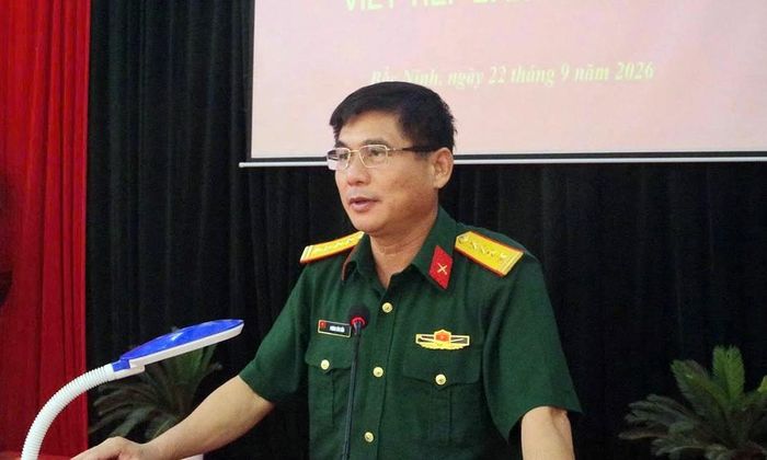 Đại tá Phùng Văn Dần phát biểu tại lễ phát động thi đua.