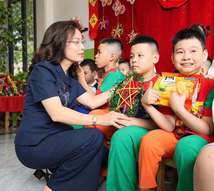  Đồng chí Nguyễn Thị Hương trao quà cho các em nhỏ ở Trung tâm Hỗ trợ phát triển giáo dục hòa nhập Bắc Ninh.  