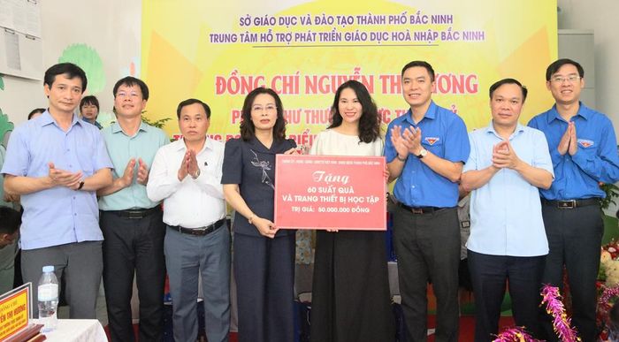  Các đại biểu tặng quà cho Trung tâm Hỗ trợ phát triển giáo dục hòa nhập Bắc Ninh. 