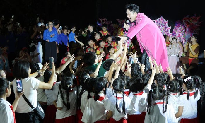  Ca sĩ Tùng Dương giao lưu cùng khán giả nhỏ thành phố. 