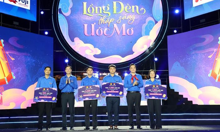  Lãnh đạo Thành đoàn Bắc Ninh trao quà cho đại diện các cụm thi đua của thành phố. 