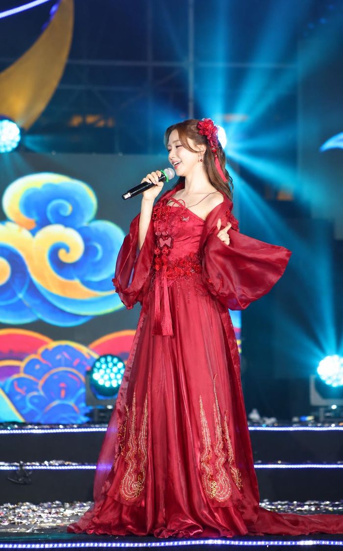  Ca sĩ Hòa Minzy đem đến "Liên hoan nghệ thuật" nhiều ca khúc đậm chất văn học như: "Kén cá chọn canh", "Thị Mầu", tác phẩm "Bắc Bling" đầy sôi động nhận được sự reo hò, cổ vũ của đông đảo người dân. 