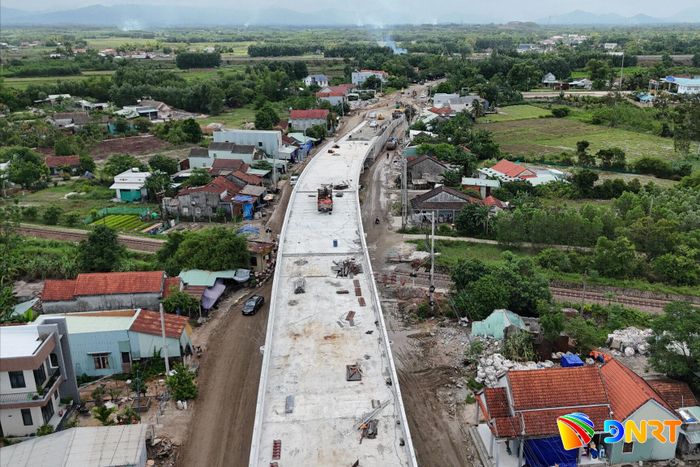 Tiến độ thi công nút giao cầu vượt đường sắt (xã Thăng Bình), thuộc Dự án cải tạo, nâng cấp quốc lộ 14E đoạn Km15+270 - Km89+700 đang được nhà thầu đẩy nhanh tiến độ. Ảnh: LÊ MỸ