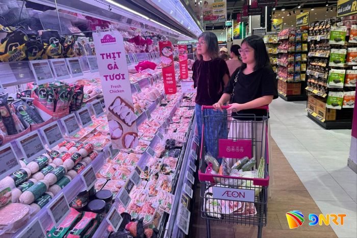 Các siêu thị, trung tâm thương mại, chợ truyền thống... chủ động nguồn cung hàng hóa để đáp ứng nhu cầu tiêu dùng trong mùa mưa bão. Ảnh: KHÁNH HÒA