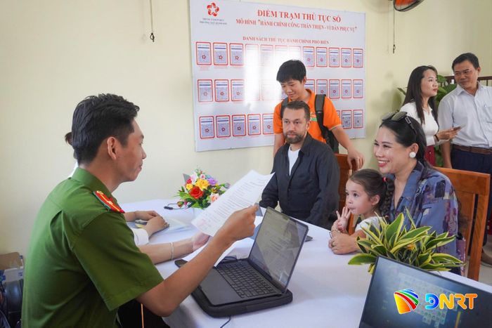 Thực hiện thủ tục hành chính tại “Điểm trạm thủ tục số” tổ dân phố An Thượng 2 (phường Ngũ Hành Sơn). Ảnh: NHƯ Ý