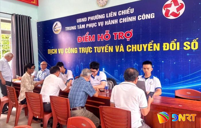 Mô hình “Điểm hỗ trợ dịch vụ công trực tuyến và chuyển đổi số” tại các tổ dân phố ở phường Liên Chiểu giúp công dân tiết kiệm thời gian và công sức đi lại. Ảnh: LAM PHƯƠNG
