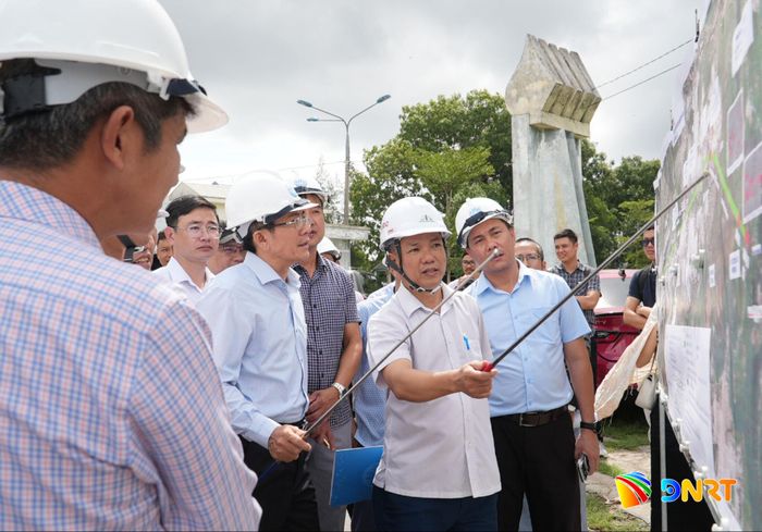 Phó Chủ tịch UBND thành phố Trần Nam Hưng kiểm tra tiến độ Dự án thành phần 2 - Đường nối từ đường Võ Chí Công đi Khu công nghiệp Đông Quế Sơn nối với quốc lộ 14H và quốc lộ 1. Ảnh: HỒ QUÂN