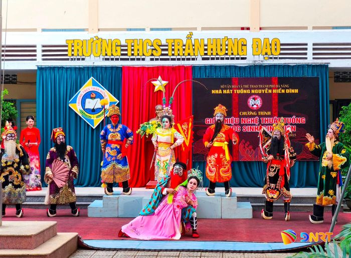 Đoàn diễn viên trẻ của Nhà hát tuồng Nguyễn Hiển Dĩnh đưa tuồng vào trường học. Ảnh: H.S