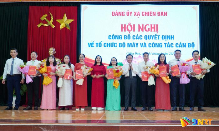 Thường trực Đảng ủy xã Chiên Đàn trao quyết định thành lập các chi bộ trực thuộc Đảng ủy xã nhiệm kỳ 2025 - 2030. Ảnh: N.ĐOAN