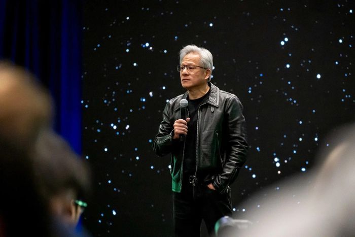 Jensen Huang tin AI nên được phát triển tối đa trong vùng kiểm soát. Ảnh: Bloomberg.