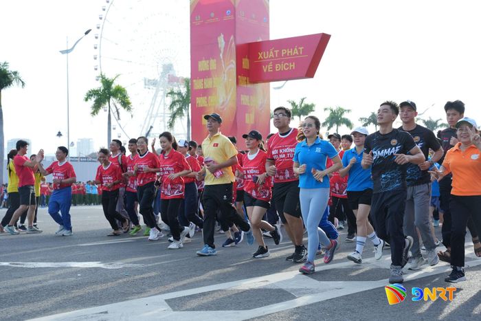 Giải chạy hưởng ứng Tháng hành động phòng chống ma túy năm 2026 thu hút hàng nghìn người tham gia. Ảnh: T.CÔNG