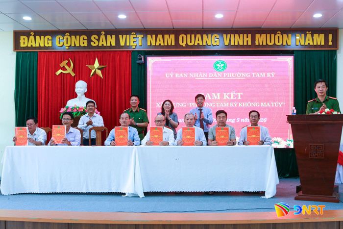 UBND phường Tam Kỳ tổ chức ký cam kết xây dựng phường không ma túy. Ảnh: T.CÔNG