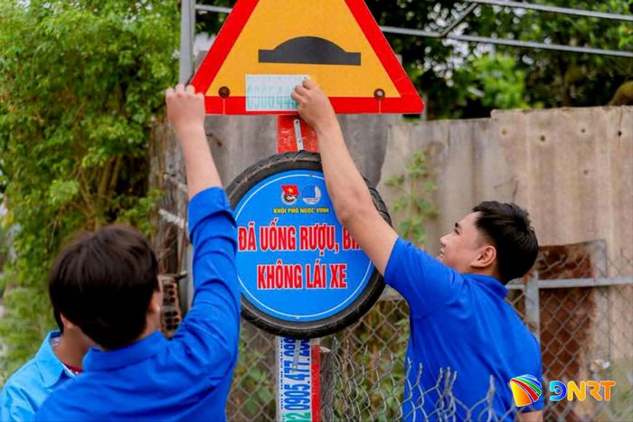 Đoàn thanh niên phường Điện Bàn Đông gỡ bỏ quảng cáo rao vặt. Ảnh: HÀN NGUYÊN