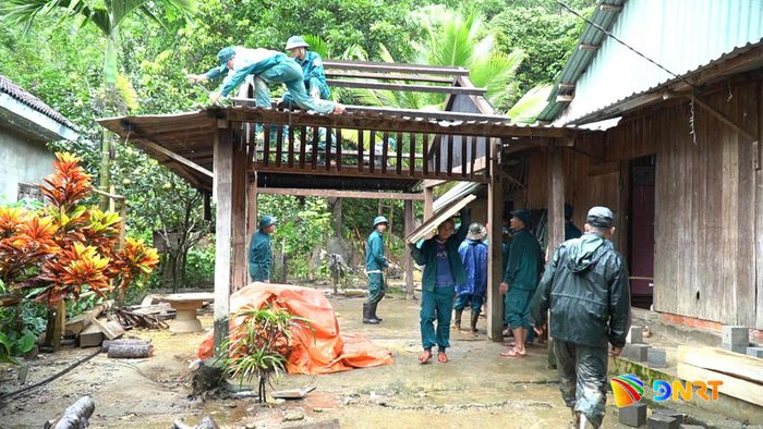 Hỗ trợ người dân thôn Pà Rum, xã Nam Giang tháo dỡ nhà cửa. Ảnh: PƠ LOONG PHÁI