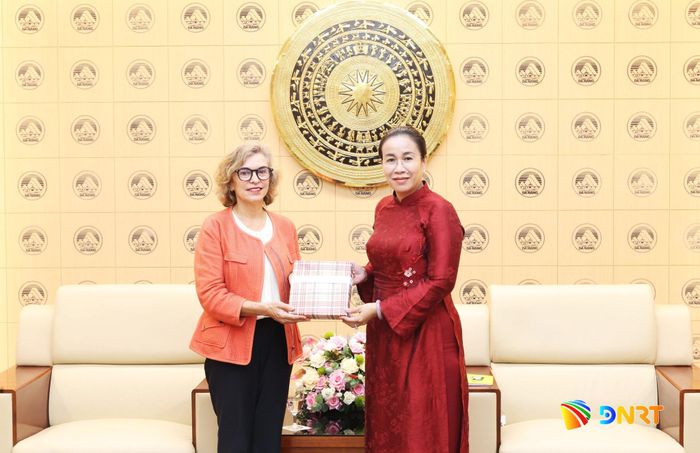 Phó Chủ tịch UBND thành phố Nguyễn Thị Anh Thi (bên phải) trao quà lưu niệm đến Đại sứ Đặc mệnh toàn quyền Vương quốc Tây Ban Nha tại Việt Nam Carmen Cano de Lasala. Ảnh: NGỌC HÀ