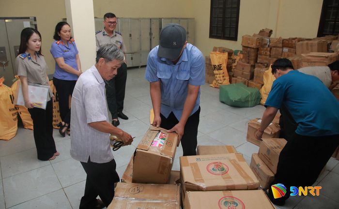 Đại diện các đơn vị chức năng chứng kiến việc vận chuyển số tang vật từ kho giữ tới nơi tiêu hủy. Ảnh: ĐẮC MẠNH