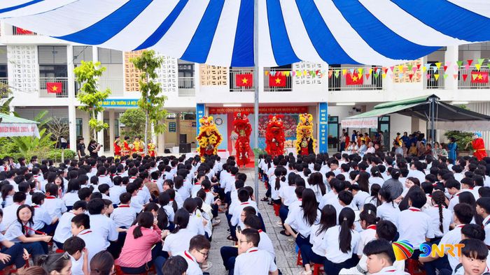Không khí Trung thu tại Trường THCS Nguyễn Văn Cừ. Ảnh: BÙI HƯỜNG