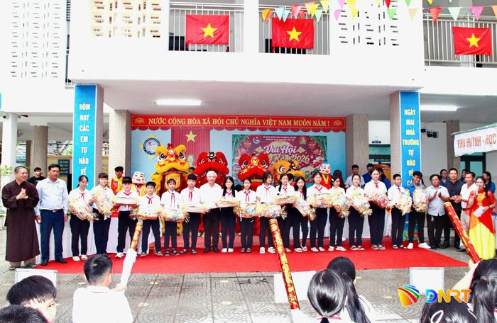 Nhiều suất quà được trao nhằm khích lệ học sinh khó khăn vươn lên trong cuộc sống và học tập. Ảnh: BÙI HƯỜNG