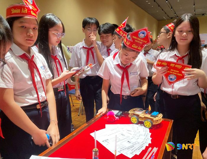 Hoạt động giáo dục “Khám phá cùng nhà khoa học” dành cho học sinh THCS trong khuôn khổ triển lãm. Ảnh: KHÁNH LINH