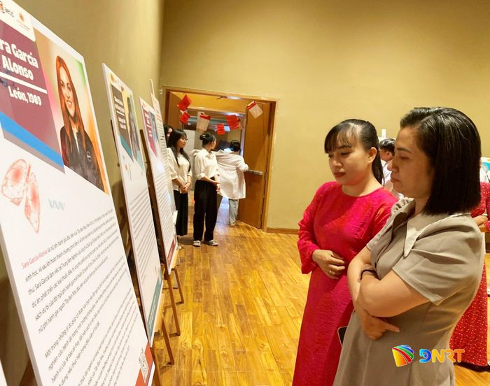 Du khách tham quan triển lãm chiều 22/9. Ảnh: KHÁNH LINH