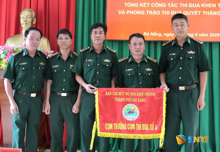 Đồn Biên phòng A Nông bàn giao cờ Cụm trưởng Cụm thi đua tuyến biên giới đất liền cho Đồn Biên phòng Tr'Hy. Ảnh: HUỲNH CHÍN