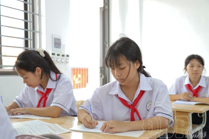 Em Ly Thị Nà (ở giữa), Trường Phổ thông nội trú Tiểu học và THCS Sam Mứn trong một tiết học. 