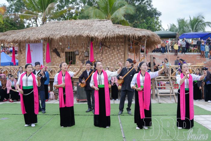 Bà Lò Thị Lả (thứ 3 từ trái sang) cùng đội văn nghệ biểu diễn làn điệu hát cổ của người Thái trắng.