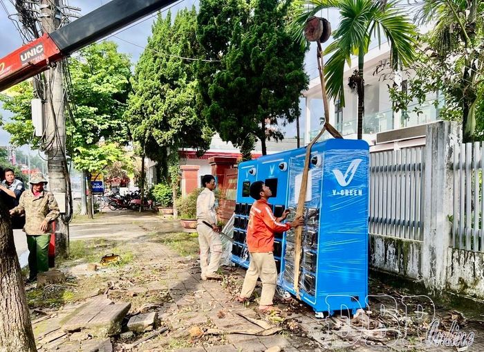 Công nhân Công ty Cổ phần phát triển Trạm sạc Toàn cầu V-Green lắp đặt tủ đổi pin xe máy điện tại phường Điện Biên Phủ.