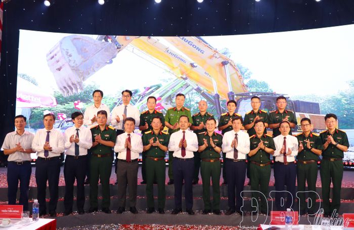 Đại biểu chụp ảnh lưu niệm tại buổi lễ.