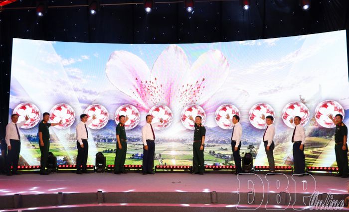 Các đại biểu thực hiện nghi thức khởi công dự án.